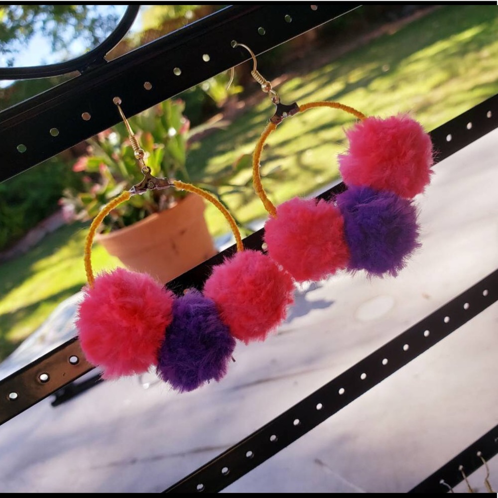 Pom Pom earrings ✨